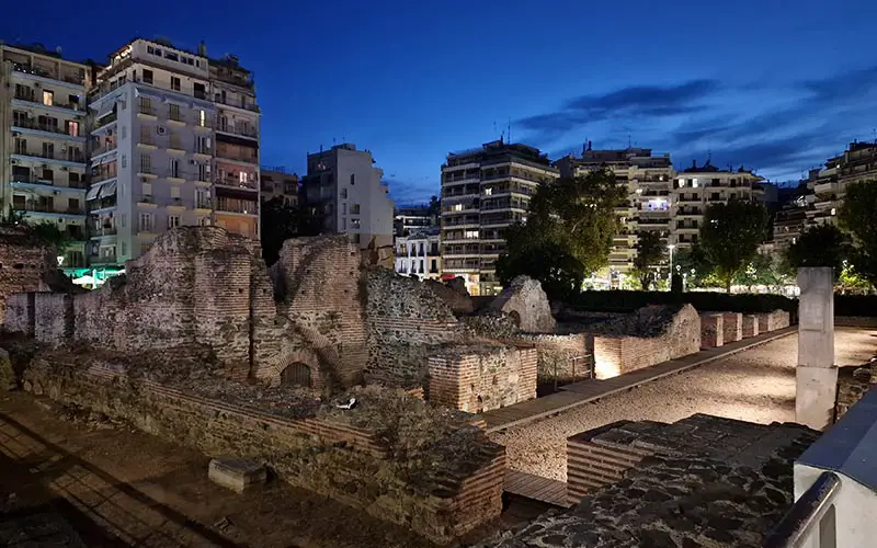 Palace of Galerius am Abend in der Fußgängerzone Dimitriou Gounari